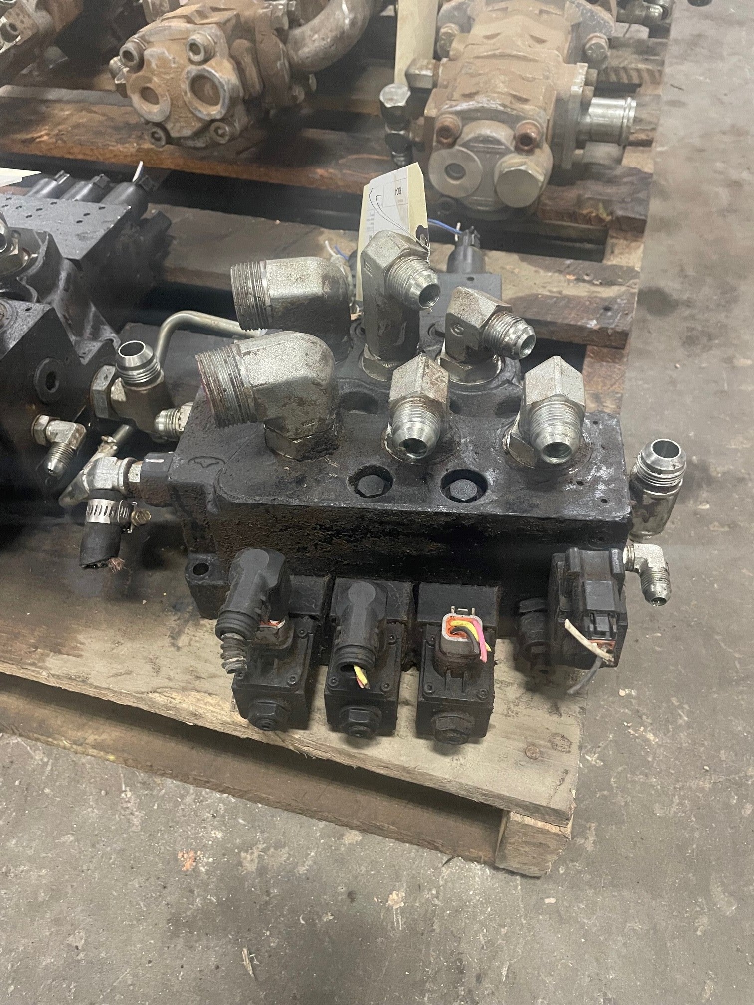 Hydraulic Control Valve-Loader - 47647503U