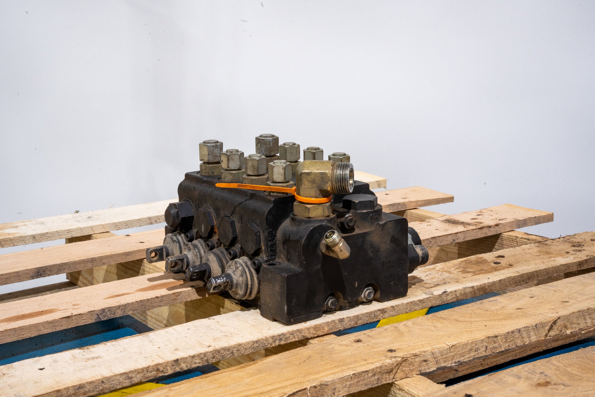 4 Spool Hydraulic Valve - 84355783U