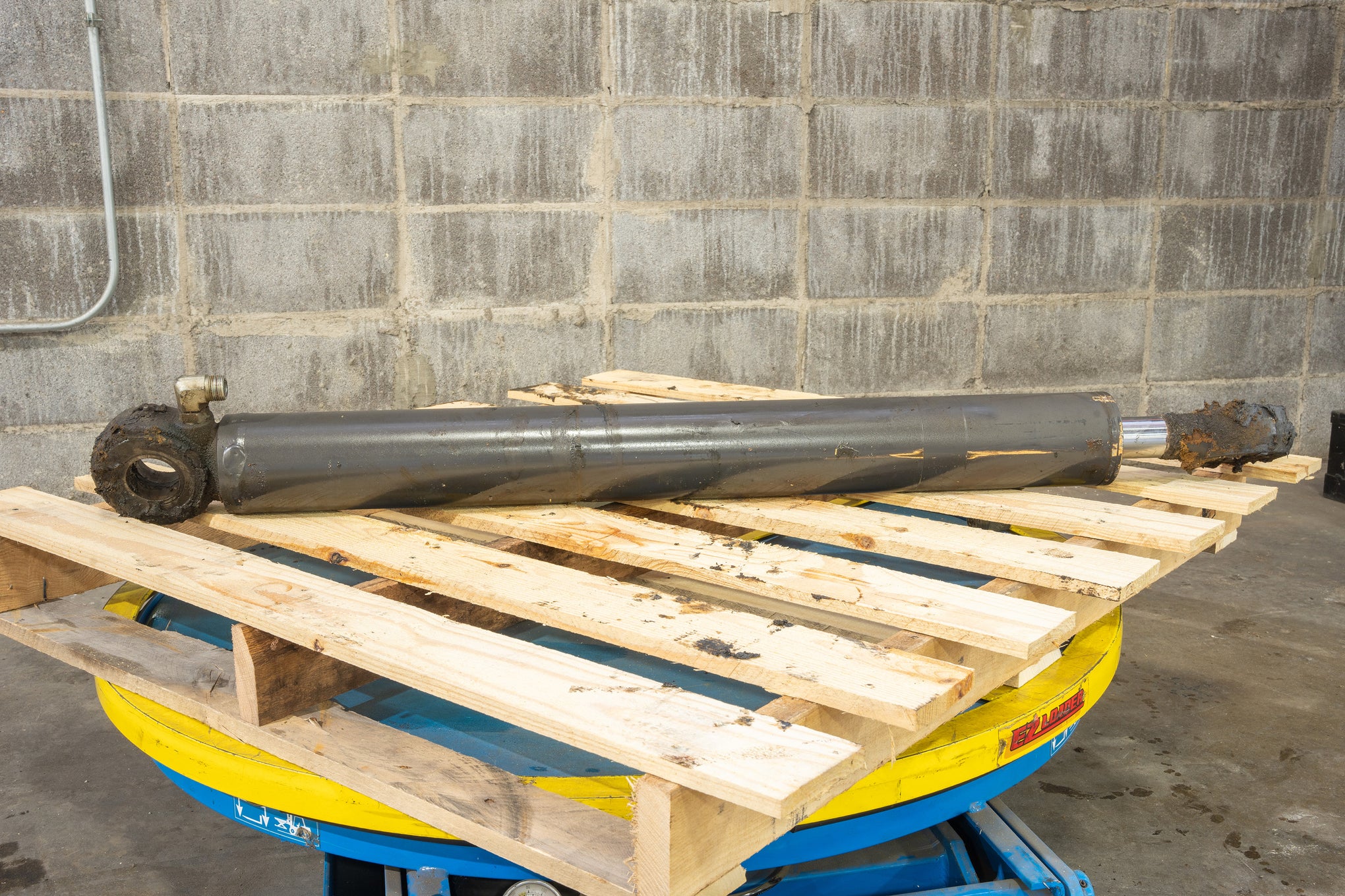 Loader Hydraulic Lift Cylinder - 87384876U