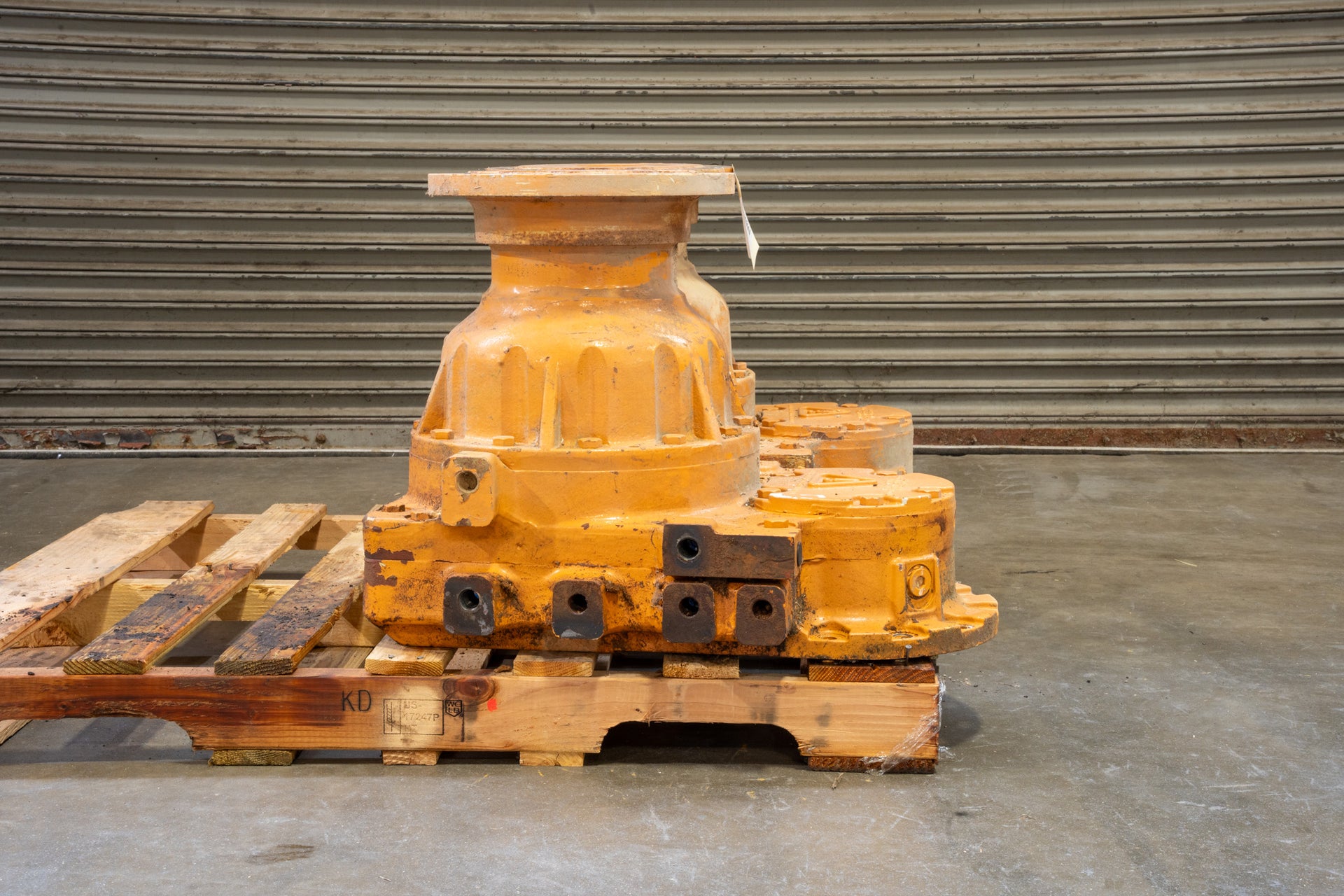 Used Final Drive 87695847 Orange on pallet right