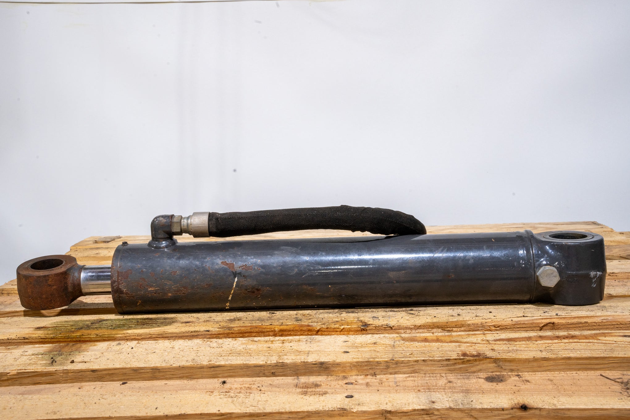 Hydraulic Tilt Cylinder 47364444U on wood pallet in front of white