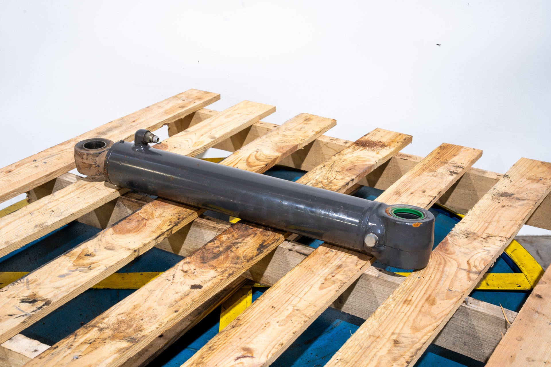 SR210B Lift Cylinder - 84290569U