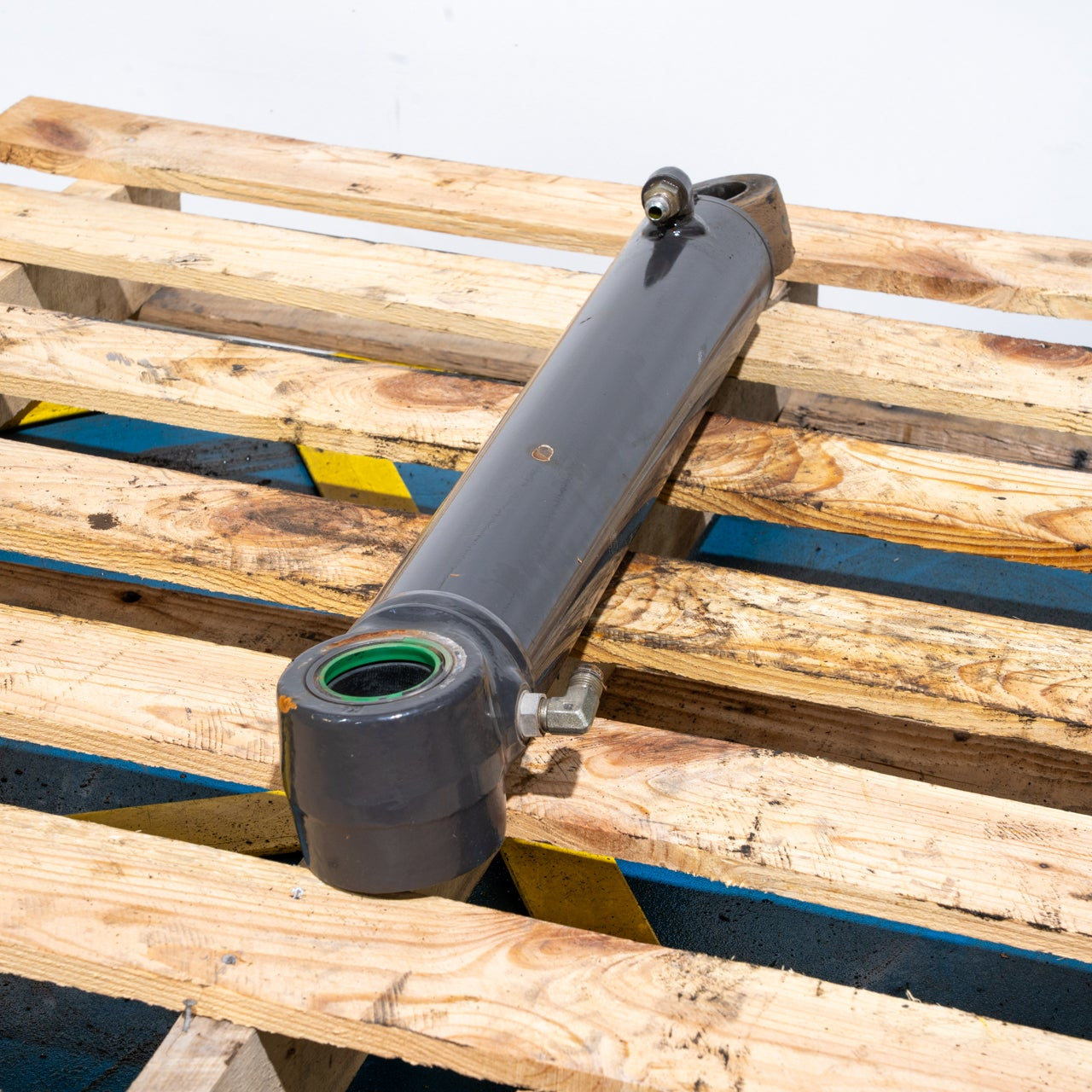 SR210B Lift Cylinder - 84290569U