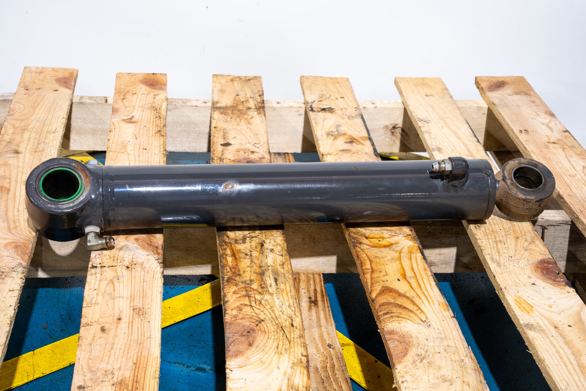 SR210B Lift Cylinder - 84290569U